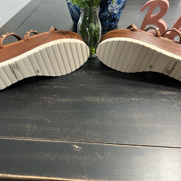 Vince Camuto Sandals NWOT Size 8.5 - Picture 3 of 4